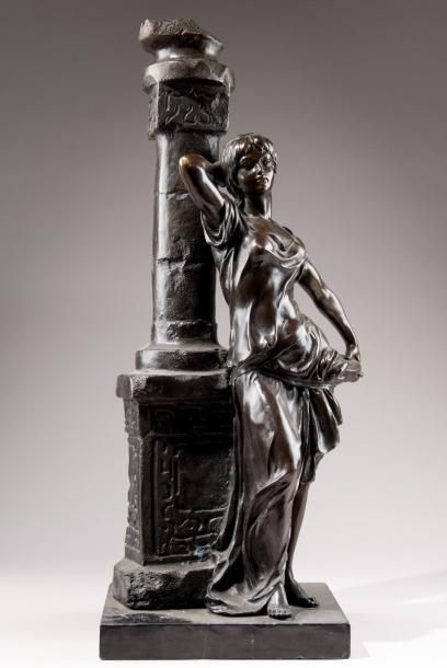 Jeune femme au tambourin adossée à une colonne....