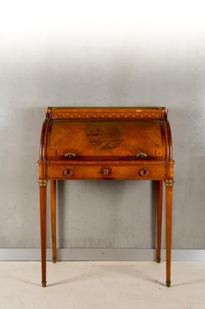 Bureau en bois de placage et marqueterie...
