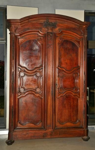Armoire en noyer mouluré, fronton sculpté...