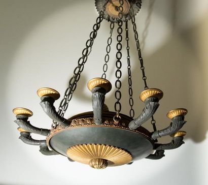 Lustre à douze lumières en bronze patiné...