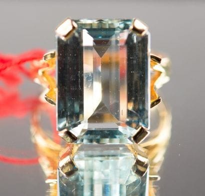 Bague la monture en or jaune ornée d'une...