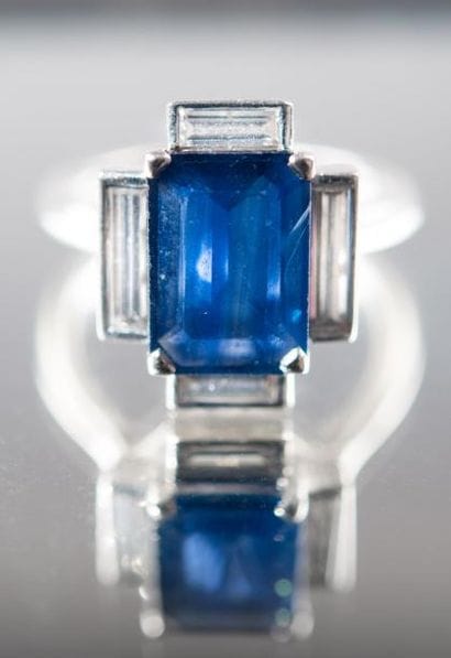 Bague la monture en platine en or gris ornée...