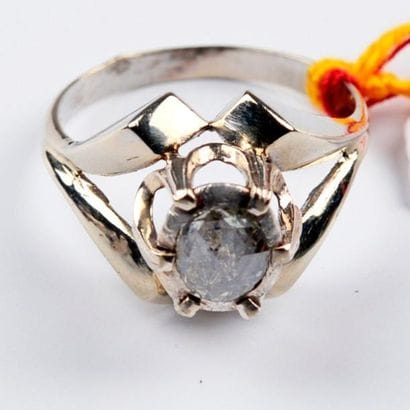 Bague en or gris ornée d'un diamant taillé...