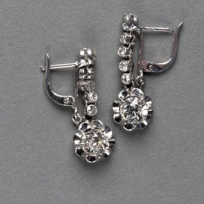 Paire de dormeuses or ou platine et diamants...