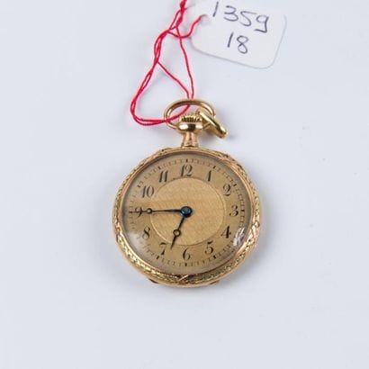 Montre de col en or ciselé