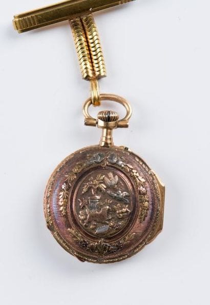 Montre de col en or ciselé (attache métal)....
