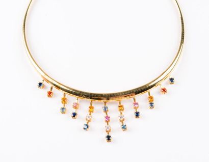 Collier en or jaune retenant des pampilles...