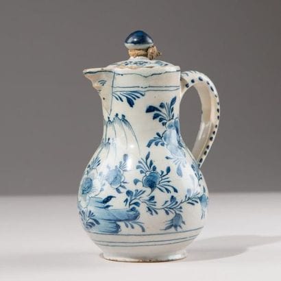 DELFT
Pichet couvert en faience décor floral...