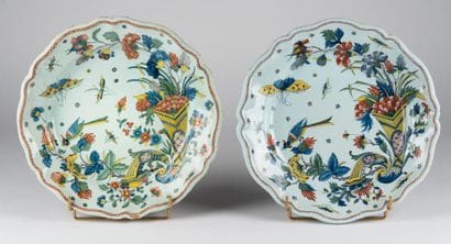 ROUEN
Faience, paire de plats à décor à la...