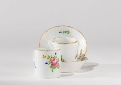 SAXE
Paire de tasses et sous tasses en porcelaine...