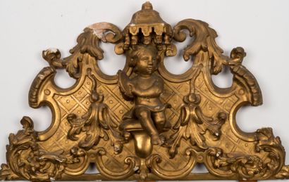 Fronton en bois sculpté et doré à décor d'un...