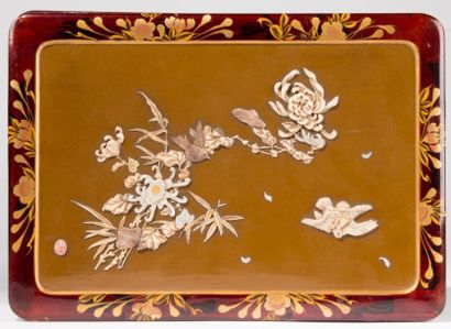 JAPON
Coffret en laque, ivoire et nacre gravé,...