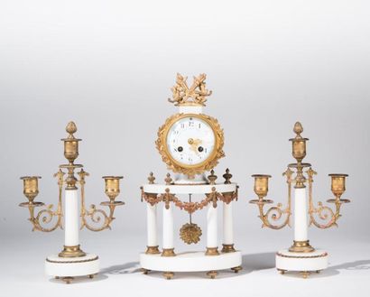 Garniture de cheminée comprenant une horloge...