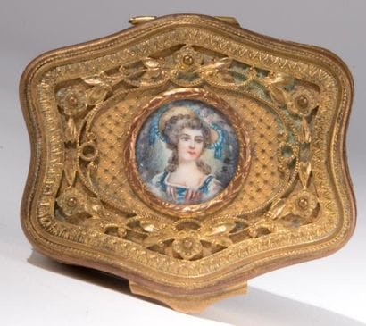 Petite boite en pomponne et dorure de couleur...