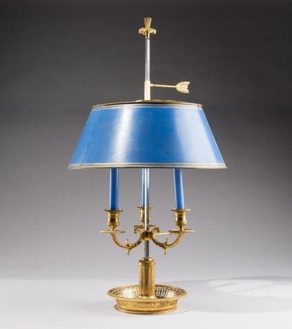 Lampe bouillote en bronze, la base ajourée...