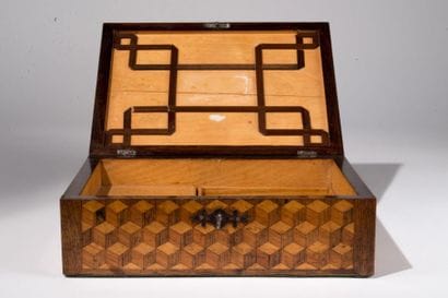 Coffret à jeu en marqueterie. 22 x 27