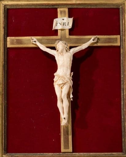 Crucifix en ivoire sculpté, croix et cadre...