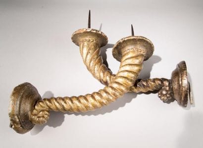 Paire de bras de lumière en bois sculpté...