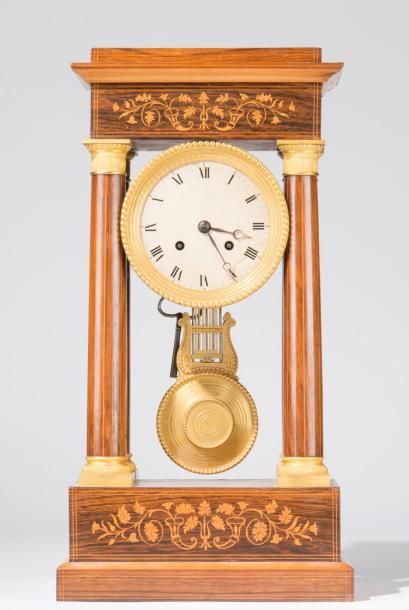 Pendule portique en placage de bois foncé...