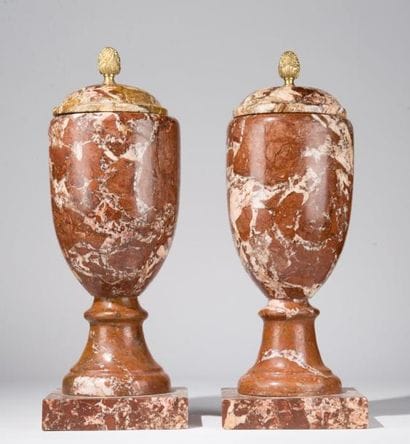 Paire de vases en marbre griotte, prise des...