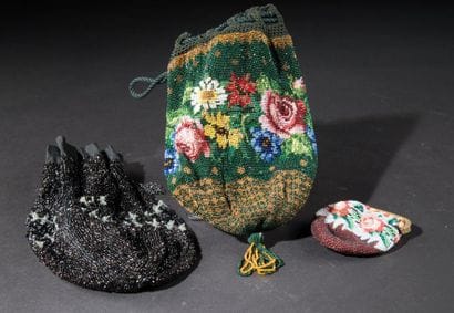 Deux aumonières et une bourse à perles multicolores,...