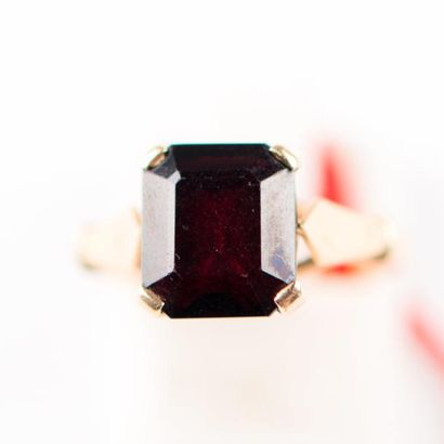 Bague monture or jaune orné d'une pierre...