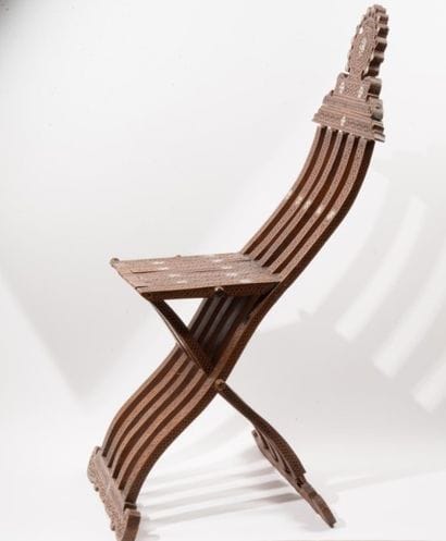 Chaise pliante en bois incrusté de nacre,...