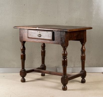 Table en bois, le piètement en bois tourné,...