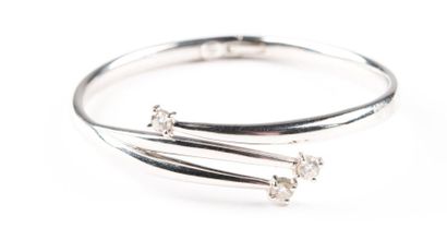 Bracelet ouvrant en or gris orné de trois...