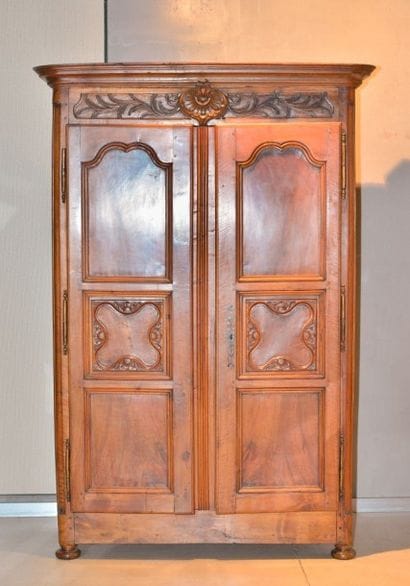 Armoire en noyer mouluré et sculpté ouvrant...