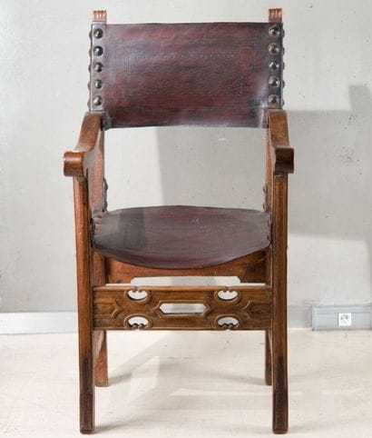 Fauteuil à entretoise ajourée, assise cuir...