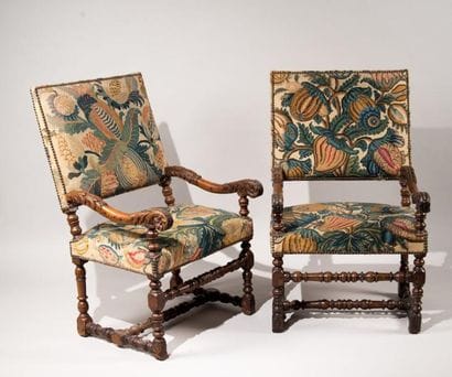 Paire de fauteuils en bois tourné mouluré...