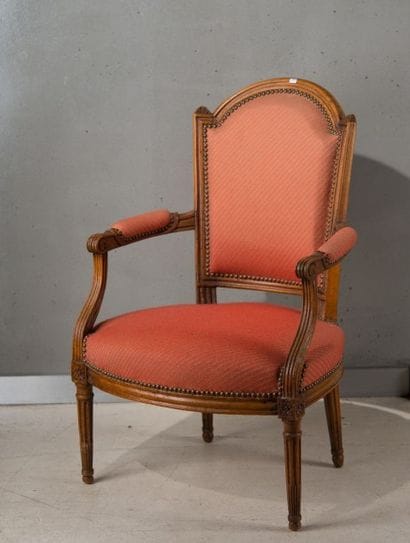 Fauteuil en bois naturel mouluré et sculpté,...