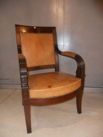 Fauteuil en acajou à dossier droit, les accotoirs...