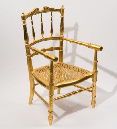 Fauteuil d'enfant canné en bois doré mouluré...