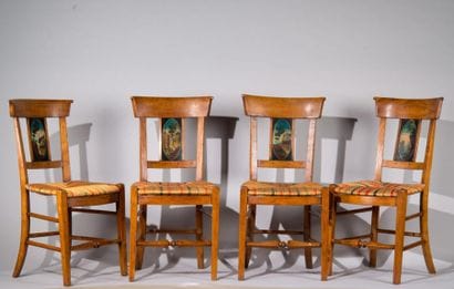 Suite de quatre chaises paillées en bois...