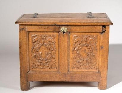 Coffre en chêne sculpté, éléments du XVIIe...