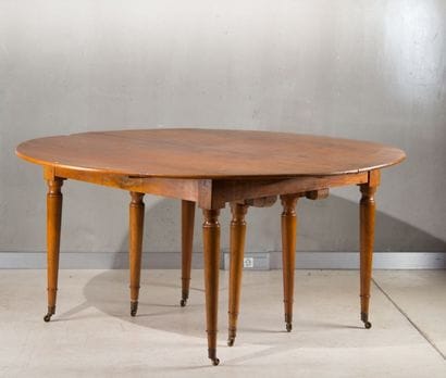 Table à huit pieds à plateau circulaire anciennement...