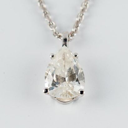 Pendentif en or blanc orné d'un diamant poire....