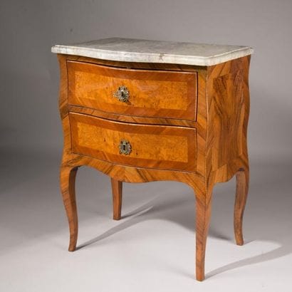 Petite commode en bois de placage, la façade...