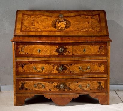 Commode scriban, marqueterie à décor d'instruments...