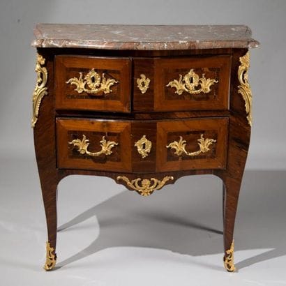 Commode sauteuse en marquetterie d'encadrement,...