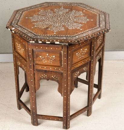 Guéridon hexagonal en bois incrusté d'ivoire...
