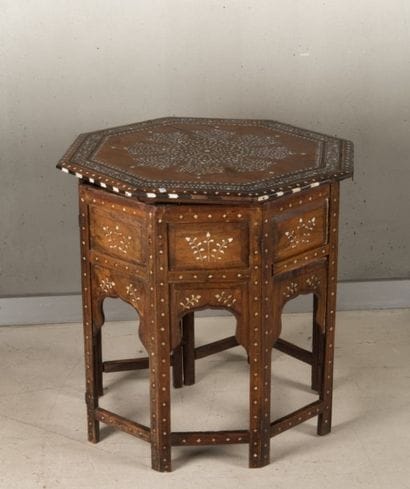 Guéridon hexagonal en bois incrusté d'ivoire...
