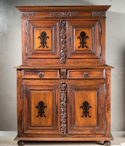 Buffet deux corps en bois mouluré sculpté...