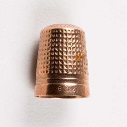 Dé à coudre or bas titre 9 carats. Poid brut:...