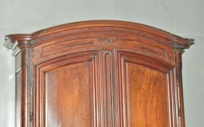 Armoire en bois mouluré et sculpté ouvrant...