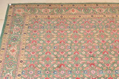 Tapis Iran motifs floraux à fond vert 327...