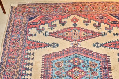 Tapis fond beige 300 x 235