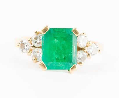 Bague émeraude monture en or jaune, en règle...